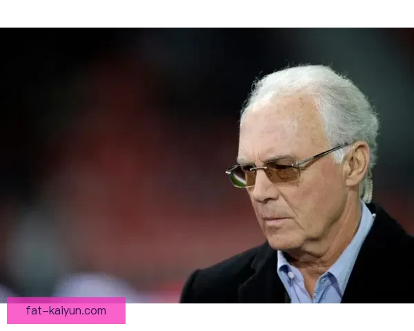 《贝肯鲍尔防守艺术引领足球战术新潮流，战略革新备受瞩目》